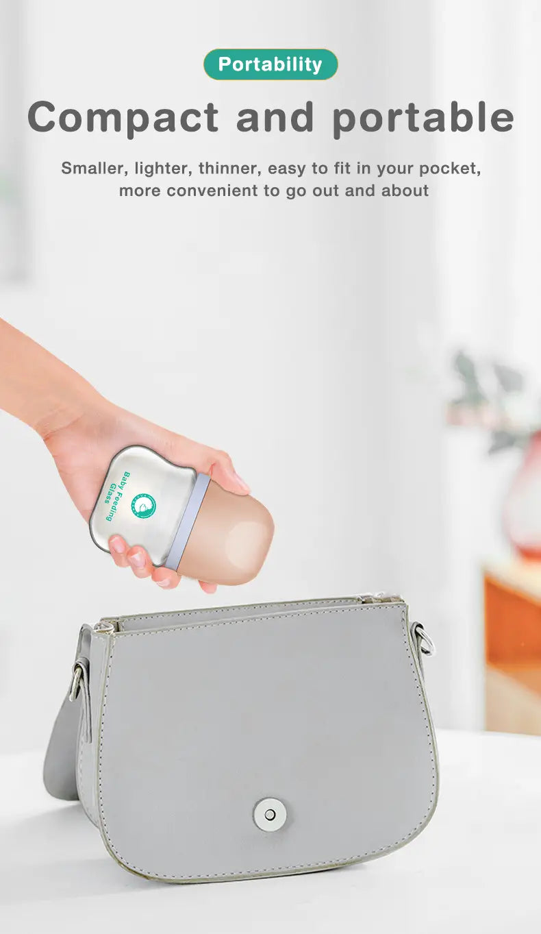 Eine elegante, kompakte silberfarbene und beiger Anti-Kolik-Glas-Babiflasche mit minimalistischer Gestaltung und BPA-freien Materialien.