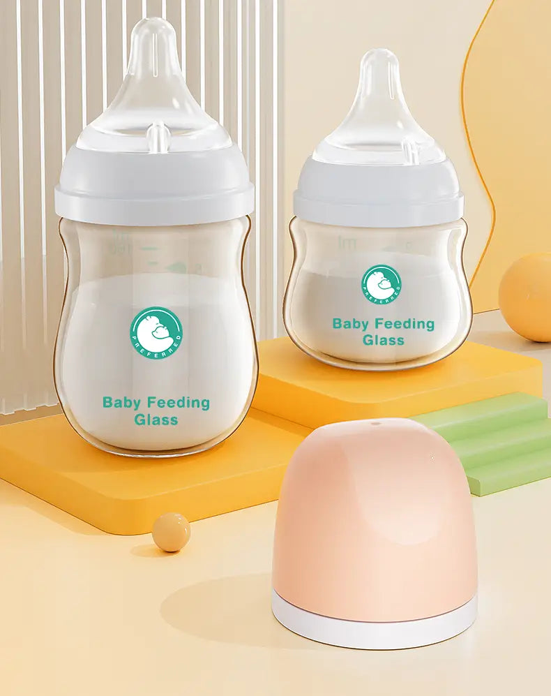 Klare Glas-Anti-Kolik-Babiflaschen mit weißen Kunststoff-Saugaufsätzen und Kappen mit einem grünen kreisförmigen Logo sowie türkisfarbenem Babiflaschen-Glas-Text, BPA-frei.