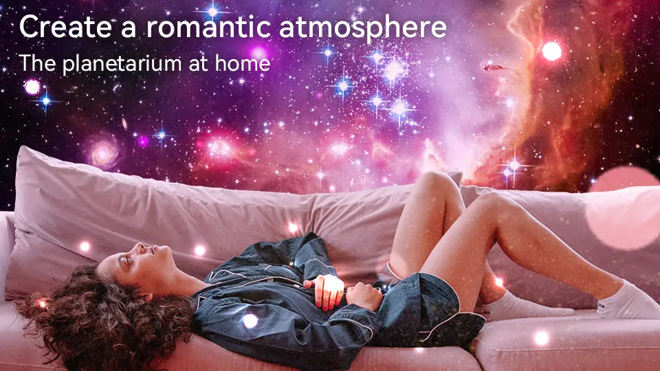 Une femme se prélasse sur un canapé moelleux rose clair avec un projecteur de galaxie, une veilleuse de type « ciel étoilé », une lampe de planétarium projetant des lumières d’étoiles en arrière-plan.