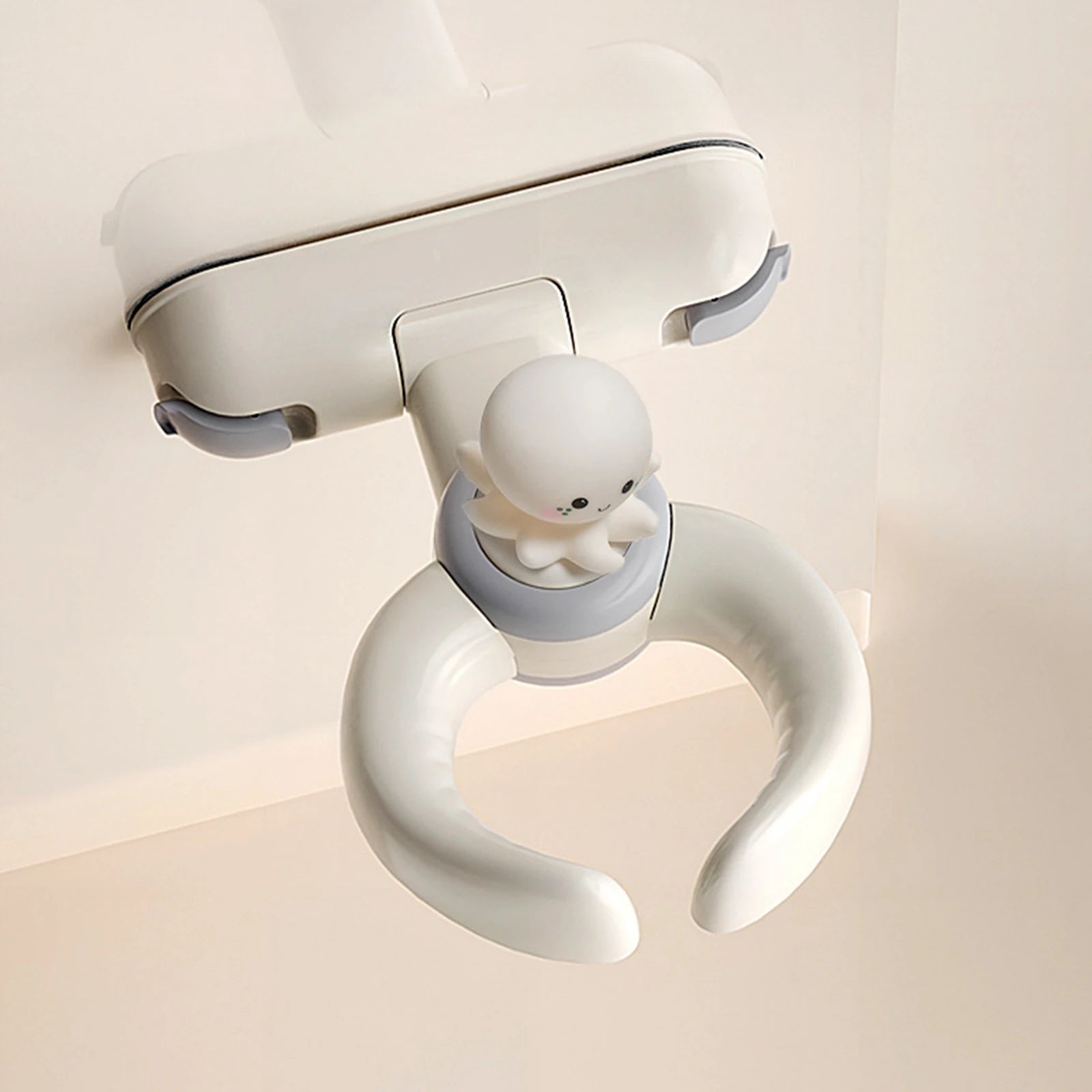 Weiße und hellgraue Baby-Badewannen-Badehilfe-Halterung mit Saugnapf und niedlichem Cartoon-Charakter-Design für Sicherheit im Badezimmer.