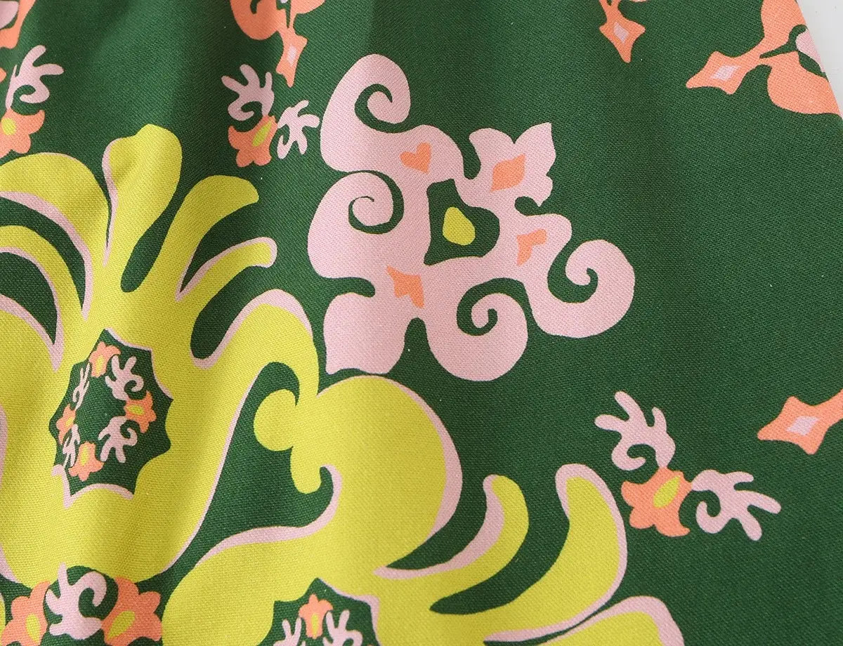 Florales zweiteiliges Midi-Rock-Set im Boho-Outfit-Stil mit leuchtendem grünem Stoff, verziert mit kräftigen gelben und pinkfarbenen Blumenmustern.
