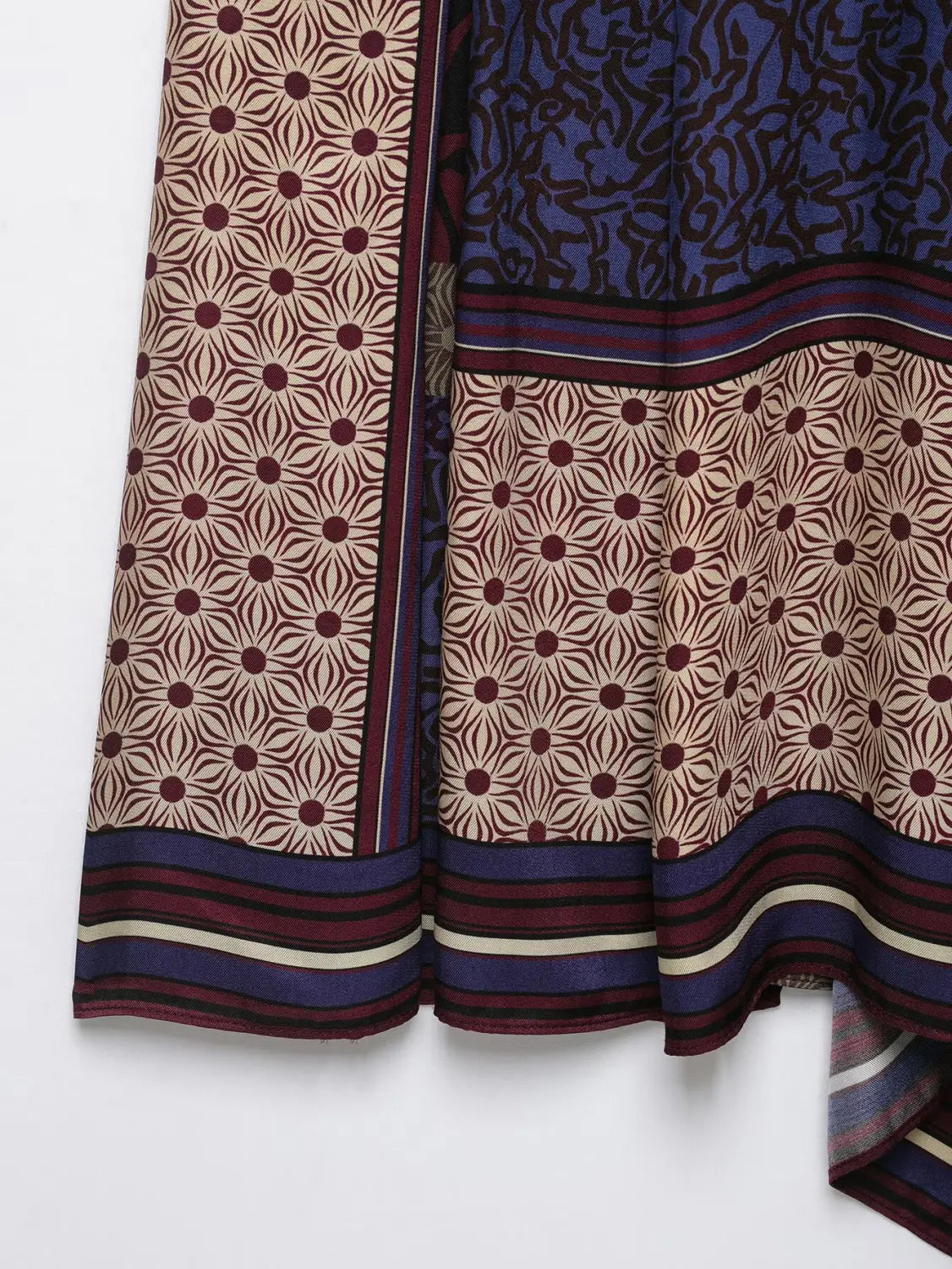 Ein Boho-Grafikdesign zweierlei Rockset mit einem fließenden Schal: auf einer Seite beiger und maroonfarbener geometrischer Kreise, auf der anderen Seite ein Navyblau mit dunklen abstrakten Schlingen.
