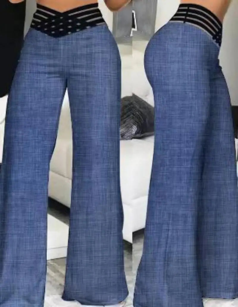 Pantalon en denim bleu à jambes larges pour femmes avec une ceinture élastique noire à rayures, adapté à des pantalons habillés décontractés au bureau.