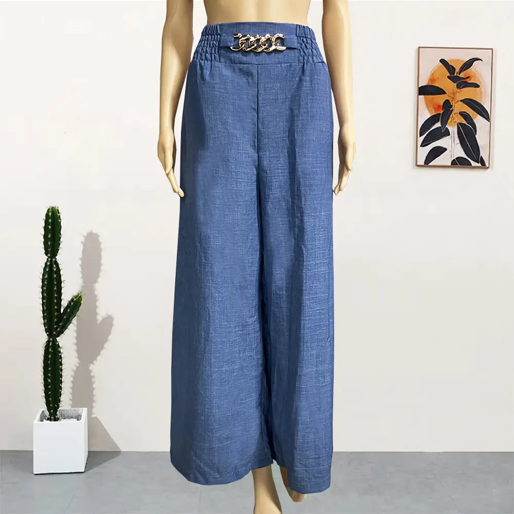 Pantalon en lin bleu à jambes larges pour femmes avec une boucle de ceinture à chaîne aux tons dorés, idéal pour une tenue décontractée au bureau.
