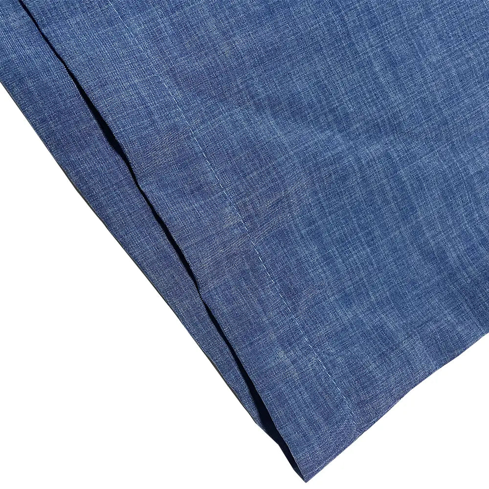 Tissu en denim bleu avec un tissage texturé subtil et une couture soigneusement réalisée sur les pantalons à jambes larges pour femmes, pantalons habillés décontractés pour le bureau