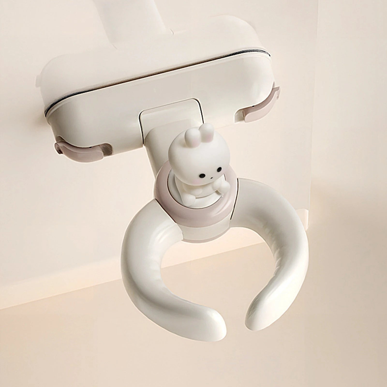Weiße Kunststoff-Baby-Badewannen-Badehilfe-Klammer mit Saugnapf und einer niedlichen Hasenfigur oben für Kindersicherheit.
