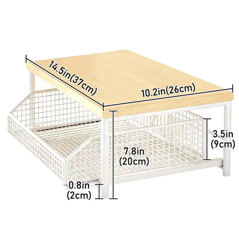 weißer Metall- und heller Holz-Küchenarbeitsplatten-Organizer mit zwei Ebenen aus Drahtgeflecht-Regalböden und herausziehbarem Aufbewahrungskorb