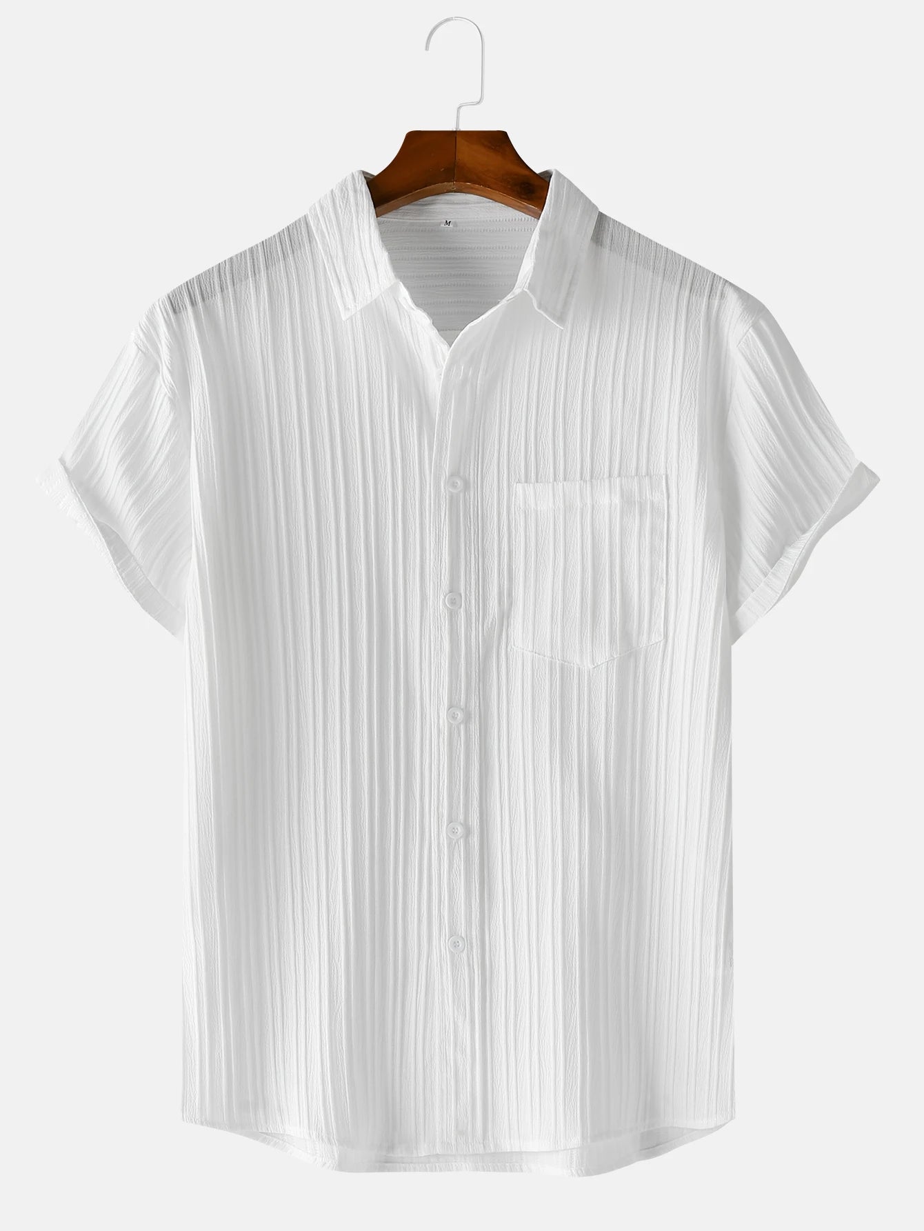 Chemise de plage pour homme à manches courtes texturée, vert clair, avec plis verticaux et poche poitrine en tissu léger.