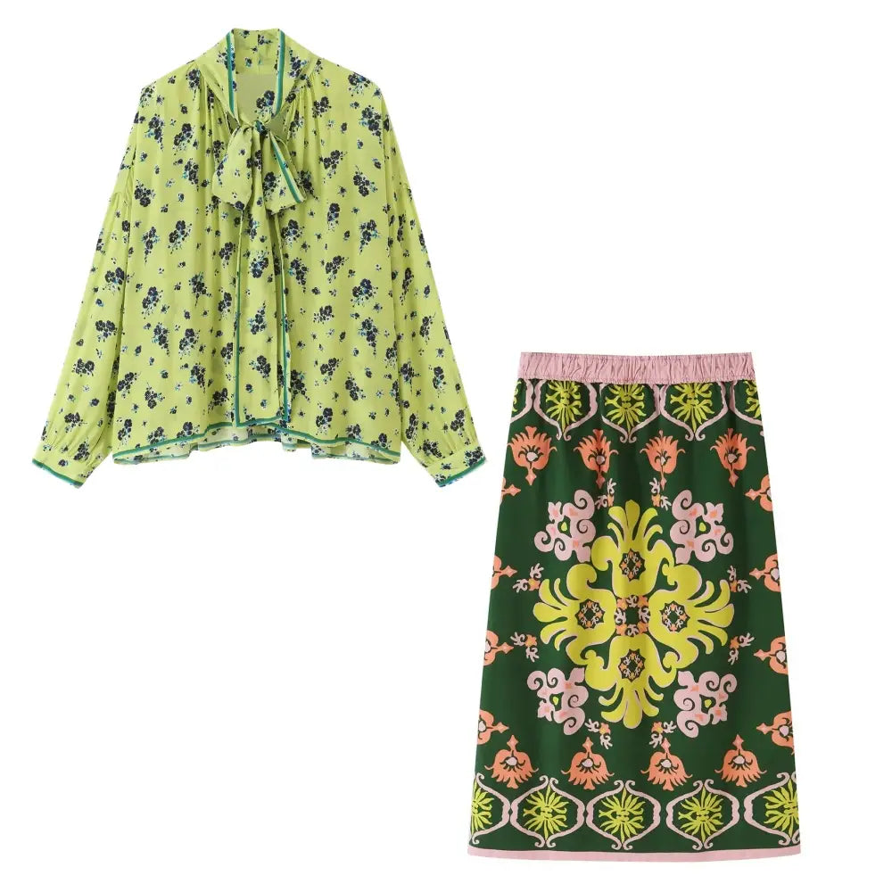 Gelbgrünes florales zweiteiliges Midi-Rock-Set mit einer Bluse mit Bindekragen-Detail und passender türkisfarbener Zierkante im Boho-Outfit-Stil.