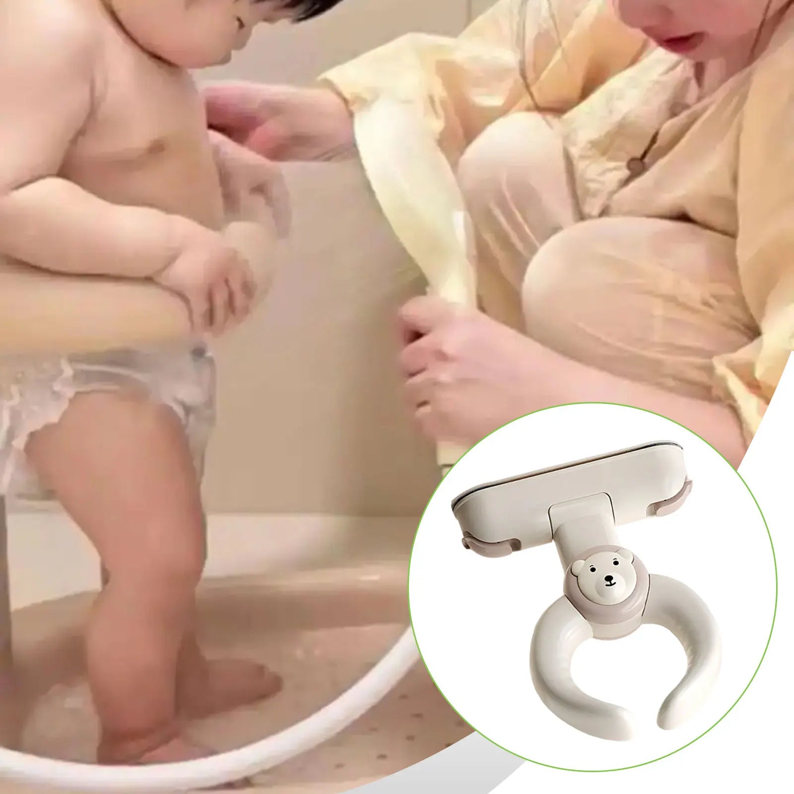 Hellgraue Kunststoff-Babewannen-Sicherheitsklammer mit Bärenkopfdarstellung, angebracht an einer Baby-Badewannen-Badehilfe mit Saugnapf.
