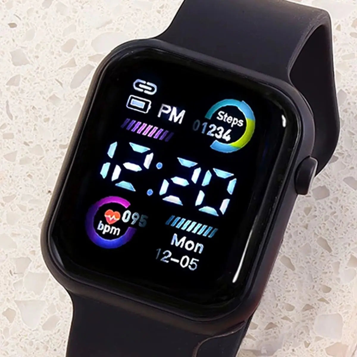 Schwarze digitale Jungen-Silikonuhr mit eleganter rechteckiger Anzeige und passendem Silikonarmbandmaterial, ausgelegt für die Verwendung im Fußballarmband-Set