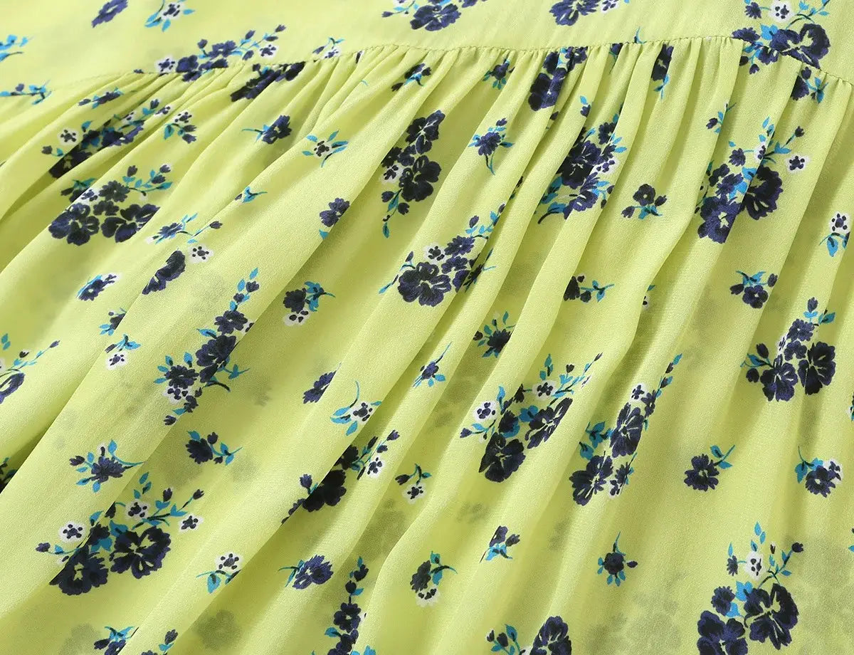Ein leuchtendes gelbgrünes florales zweiteiliges Midi-Rock-Set mit zarten dunkelblauen und türkisfarbenen Blüten in einem Boho-Outfit-Design.