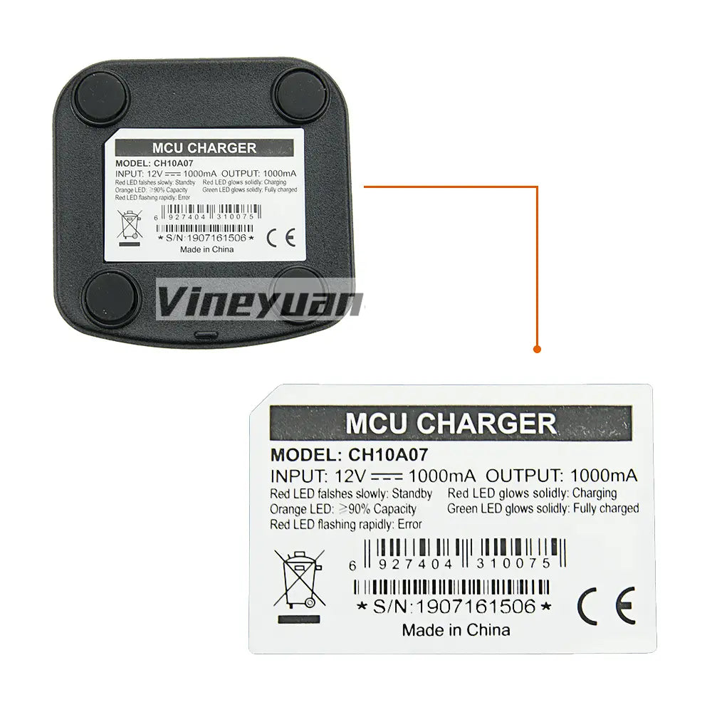 Schwarzes Kunststoff-Hytera-Hyt-ch10a07-MCU-Desktop-Akkuladegerät mit rechteckiger Form und vier kreisförmigen Aussparungen in den Ecken; mit einem Informationsetikett mit Modellnummer ch10a07, Angaben zu Eingangs- und Ausgangsspezifikationen, Beschreibungen des LED-Anzeigers sowie Seriennummer S/N 1 auf der Rückseite
