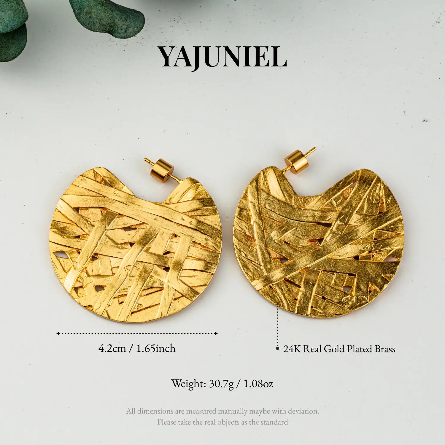 Ohrringe mit abstraktem Tropfen-Design, vergoldet mit 24k Gold, mit einem vergoldeten Messing-Hoops-Design mit einem verflochtenen, strukturierten Muster und einem echten 24k-Gold-Finish.