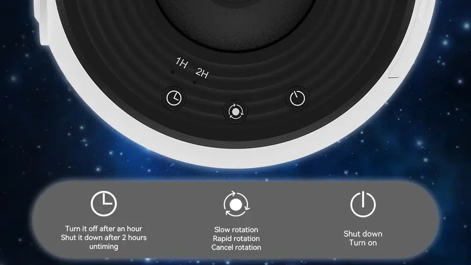Un robot aspirateur circulaire noir et blanc avec des boutons de commande pour un fonctionnement programmé, des modes de rotation et l’alimentation, présenté depuis une vue de dessus à côté d’une veilleuse projecteur de galaxie, ciel étoilé, de type planétarium.