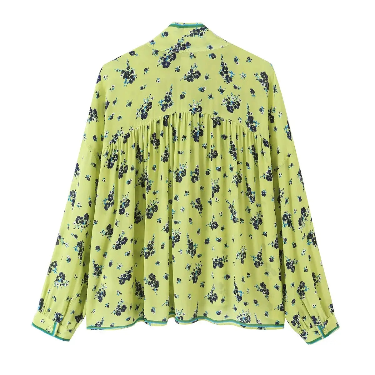 Hellgrüne florale Bluse mit schwarzen und türkisfarbenen Akzenten als Teil eines floralen zweiteiligen Midi-Rock-Sets im Boho-Outfit-Stil.