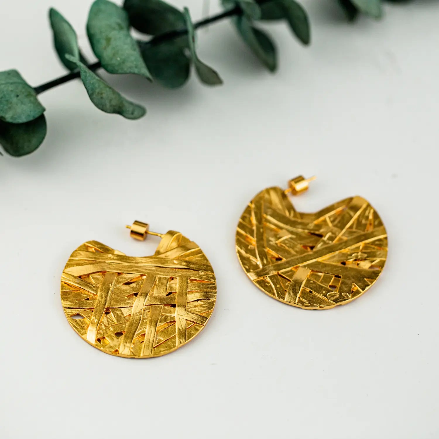 Ohrringe mit abstraktem Tropfen-Design, vergoldet mit 24k Gold, mit einem goldfarbenen Hoops-Design mit einem strukturierten, verflochtenen Muster.