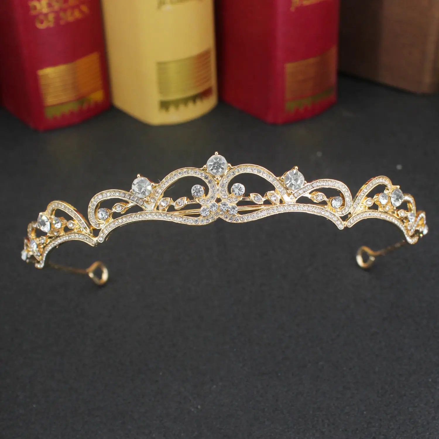 Diadema de boda floral con tiara de novia de cristal color dorado, con cristales transparentes y un diseño floral de filigrana intrincada.