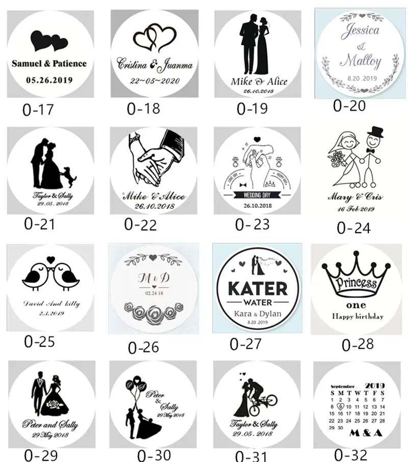 La faveur de mariage personnalisée en décapsuleur en forme de cœur présente un autocollant circulaire avec une silhouette noire de deux personnages debout en tenue de mariage, ainsi que les noms « mike » et « alice » et la date 06.10.2018 sur un fond blanc.