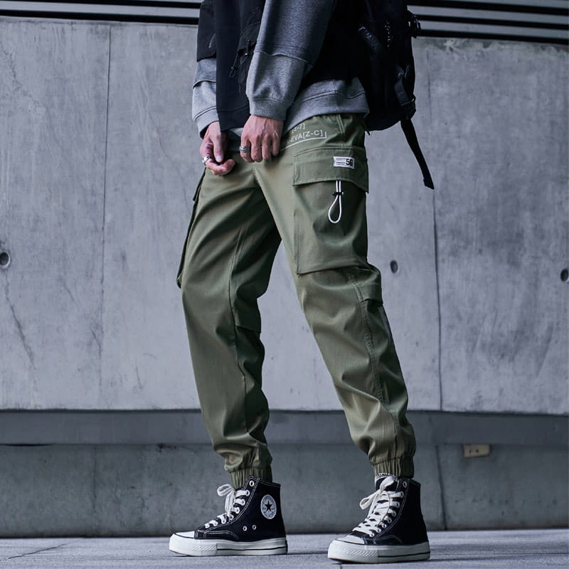 Olivgrüne Cargo-Hose mit mehreren Taschen und Kordelzug am Bund, entworfen für Herren schwarze taktische Cargo-Jogginghosen im Streetwear-Stil.