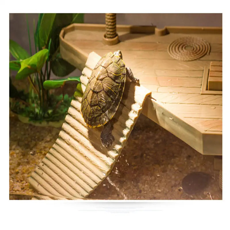 Eine gelbbraune Schildkröte mit einer dunklen gemusterten Schale und schwarzen Gliedmaßen sitzt auf einer hölzernen schwimmenden Schildkröten-Badeplattform als Aquariumrampe.