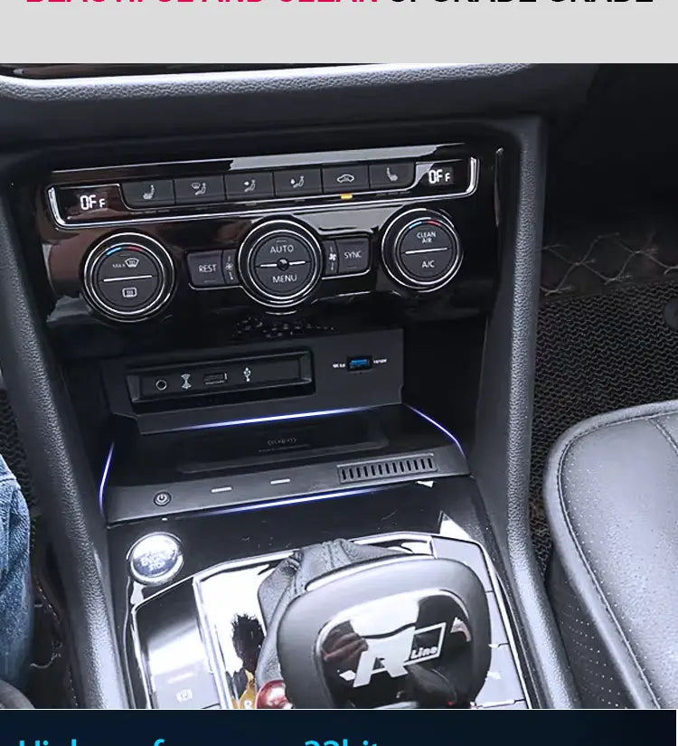 Cargador inalámbrico para automóvil Volkswagen Tiguan con consola central con acabado en cuero negro, acentos cromados y diales circulares de control de climatización.