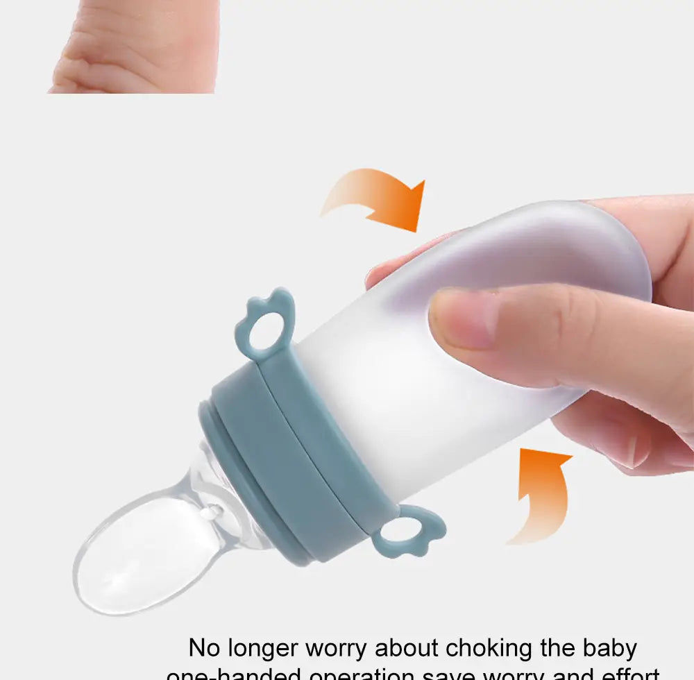 Eine durchscheinende Silikon-Babysqueeze-Feedingflasche mit einer tealfarbenen Einhandbedienungs-Kappe und einem Griff, ausgelegt für einfaches Füttern.