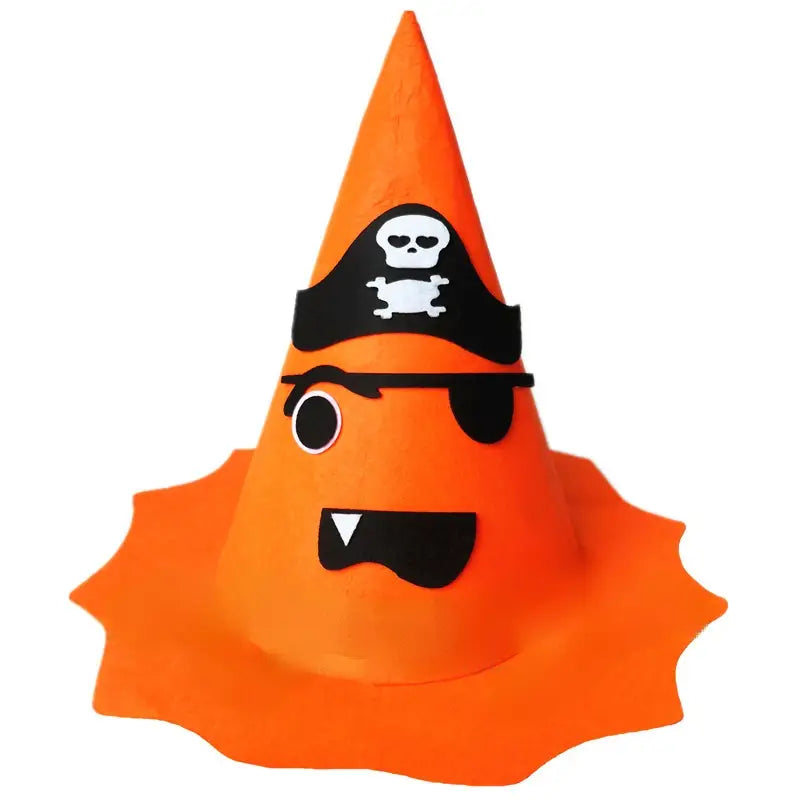 Oranger Halloween-Kegelhut für Kinder mit pirateninspirierten Verzierungen, darunter ein schwarzes Augenpflaster, ein Bandana mit Totenkopf und gekreuzten Knochen sowie angenähte Gesichtszüge.