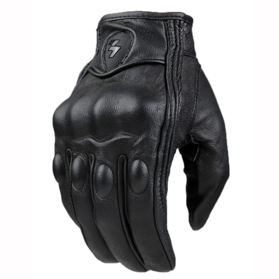Guante de motocicleta de cuero negro que muestra el lado posterior con relleno reforzado de nudillos de carbono y un sutil logotipo de rayo bordado cerca de la muñeca, diseñado para equipamiento de conducción.