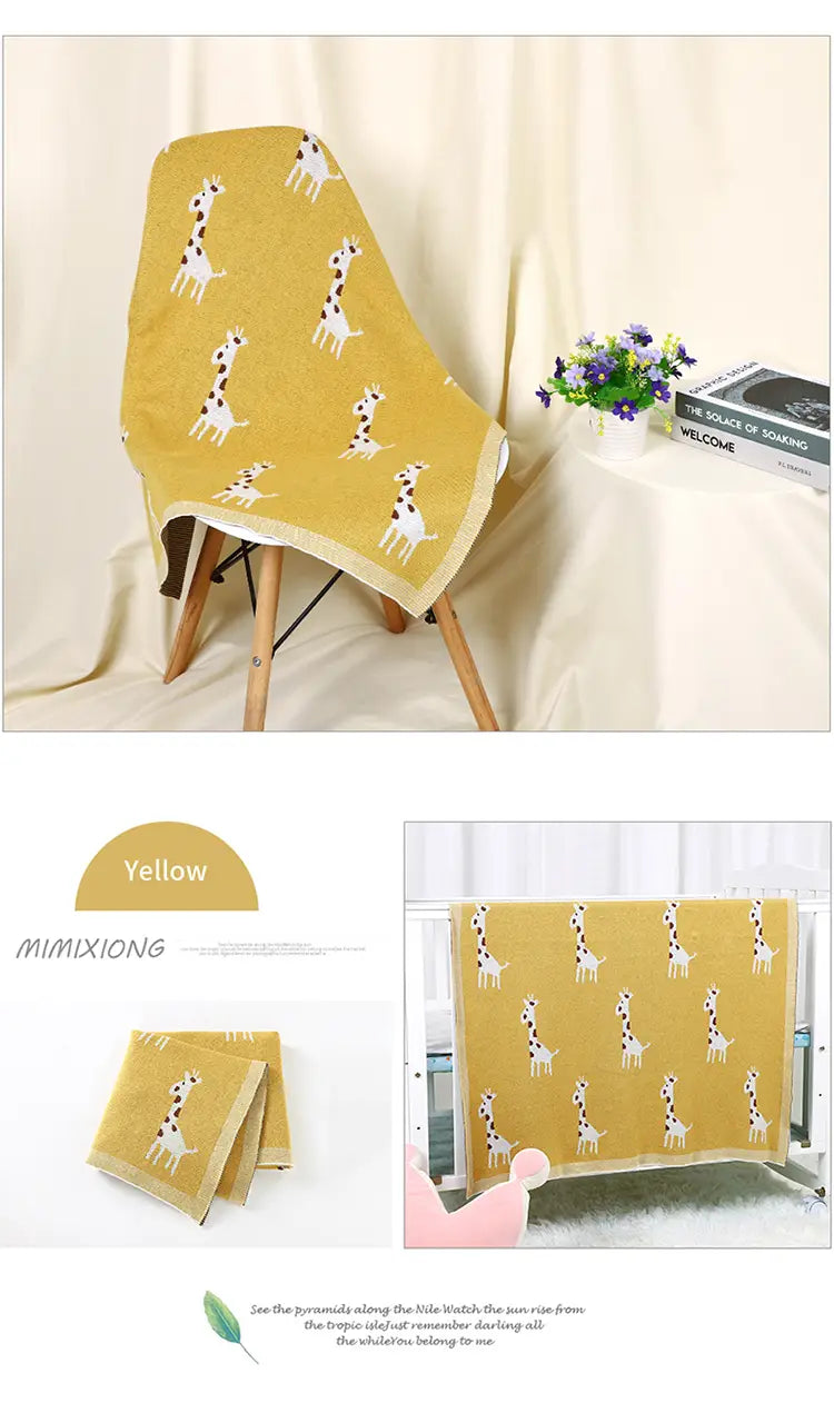 Gelbe Babytdecke mit Giraffenmuster aus gestrickter Baumwolle mit weichem, saugfähigem Material und gemütlicher, strukturierter Kante.