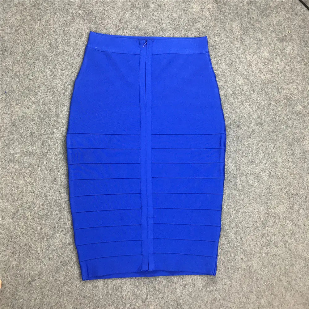 Jupe midi bandeau pour femme en bleu royal éclatant, avec des plis horizontaux et un détail de fermeture éclair à l’avant.