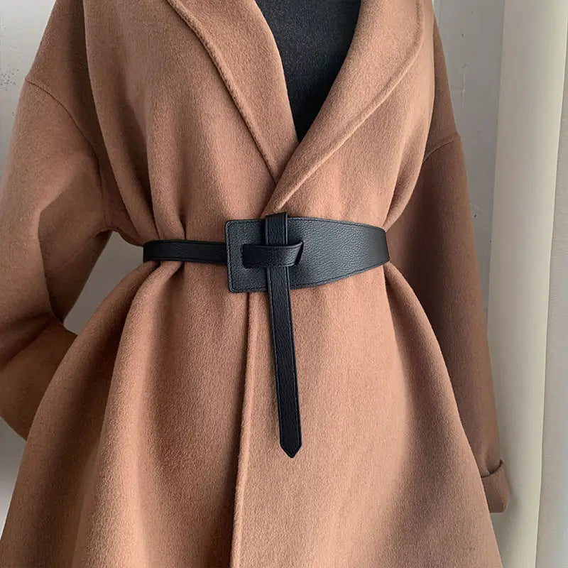 Ceinture en cuir noir avec boucle rectangulaire minimaliste et sangle d’extrémité effilée, conçue comme une ceinture-cummerbund nouée en similicuir (PU) large pour femmes.