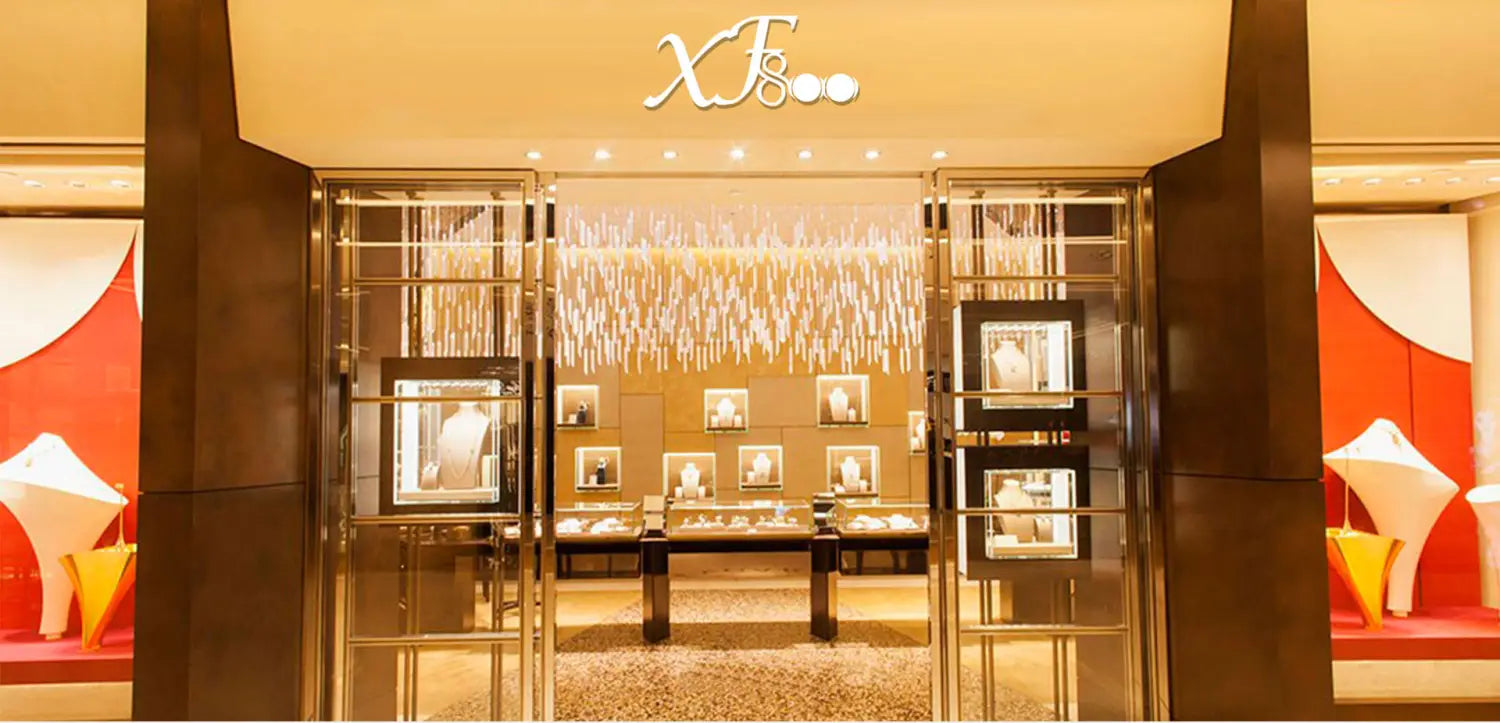 xfの店舗は、温かい照明で店内のショーケースを照らし、18kゴールドの淡水パール・チャーム・ペンダントを展示している、モダンなガラスと金属の入口を備えています。