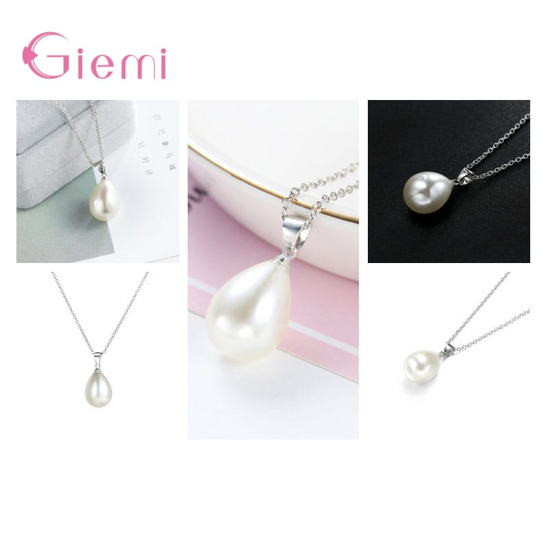 Un delicado collar con dije de perla en forma de lágrima Giemi, con cadena con acabado en tono plateado y cierre en un conjunto de joyas de perlas de plata esterlina.