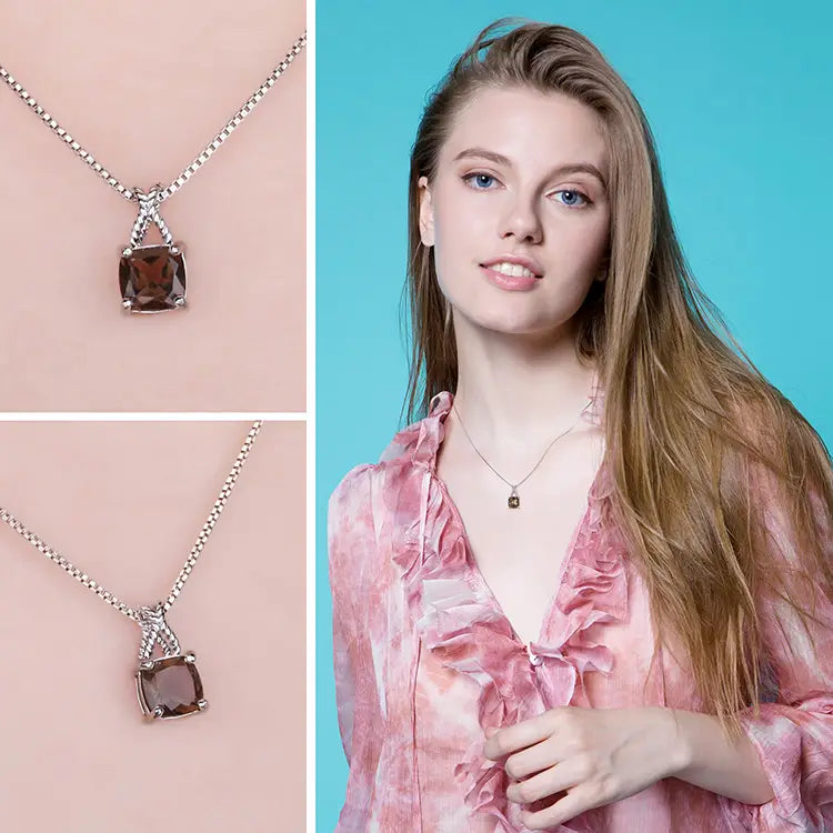Collar delicado con cadena de plata de ley, que presenta un colgante de cuarzo ahumado con corte cuadrado, con engaste de garras y diamantes acentuados.