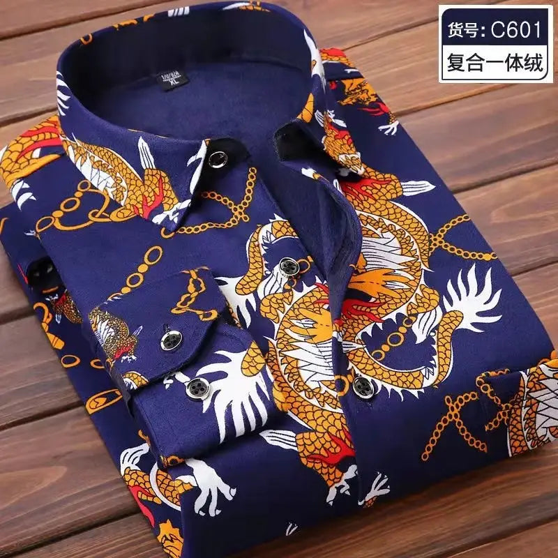 Chemise décontractée pour homme à coupe ajustée, manches longues, en bleu marine, avec un motif de dragon doré et blanc éclatant, des accents rouges et des motifs de chaîne dorée.