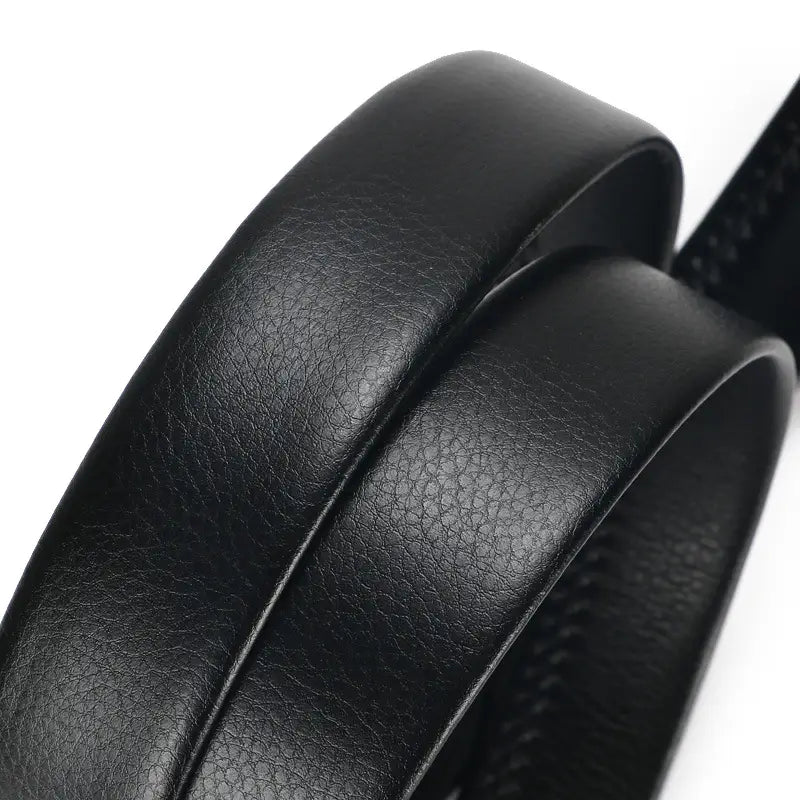 Ceinture en cuir noir pour homme avec boucle automatique : surface texturée lisse et coutures discrètes le long du bord, largeur de 3,5 cm.