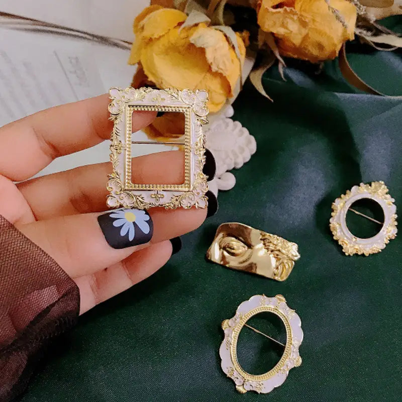 Broche para marco de cuadro con arte de David barroco, blanco y dorado, ornamentado, con detalles florales intrincados.