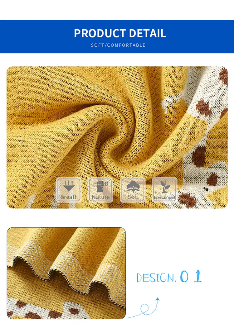 Eine gestrickte Baumwoll-Babytdecke mit Giraffen, die mit einem gemütlichen senf-gelben Strickschal mit einem verspielten braun-weiß gepunkteten Muster ausgestattet ist, gefertigt aus weichen, atmungsaktiven natürlichen Fasern.