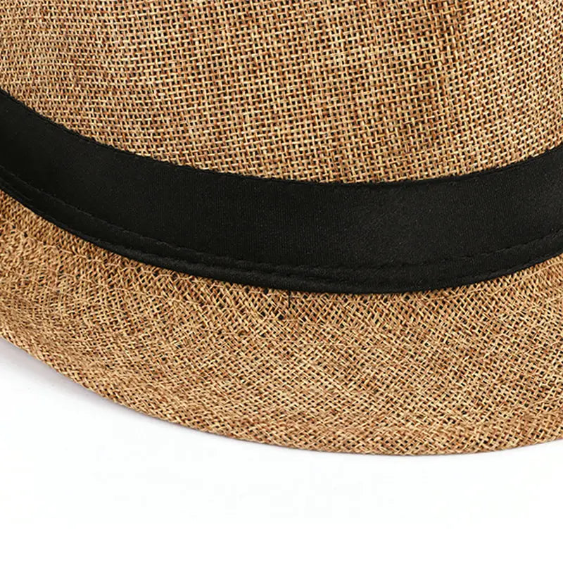 Un sombrero tipo fedora de paja color caqui tejido para hombres, con banda de satén negra, hecho de algodón y lino, diseñado para uso casual como protección solar.