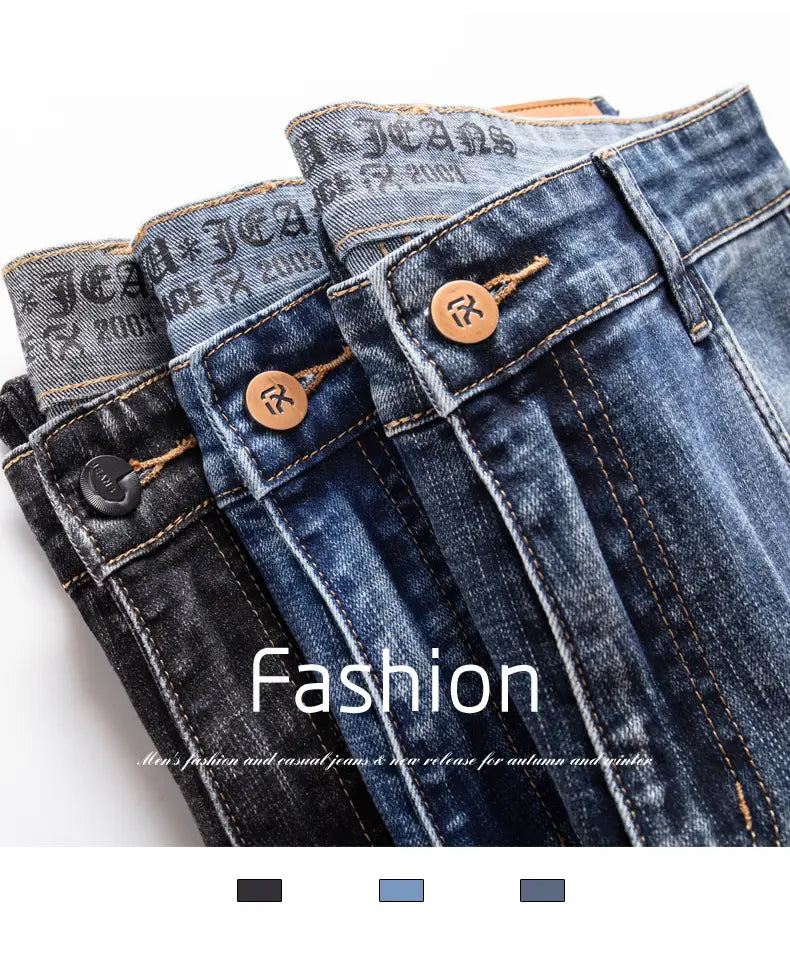 Une collection de jeans en denim stretch pour hommes, coupe regular fit, dans diverses nuances de bleu, avec une couture classique et des ceintures de marque.