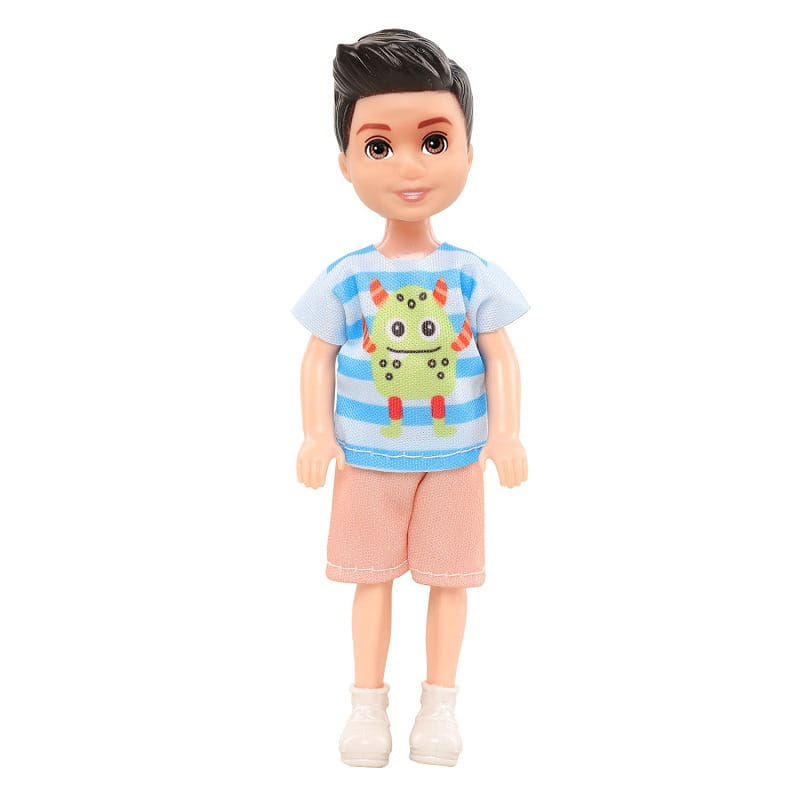 Eine Jungenpuppe, die ein Puppenkleidungs-Set mit 6-teiligen Modebekleidungszubehörteilen trägt, mit einem hellblau-weißen gestreiften Hemd und einem grünen Monster-Design, pinken Shorts und weißen Schuhen.