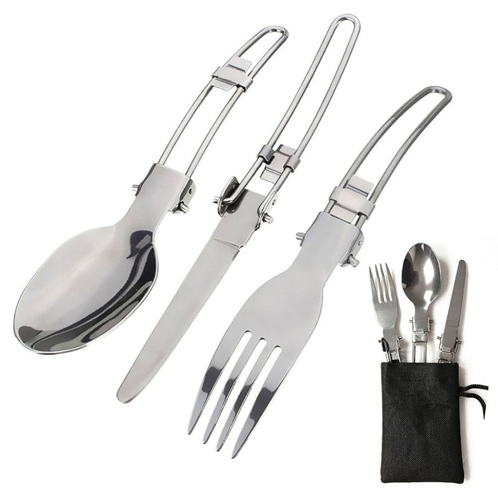 Silbernes Edelstahl- zusammenklappbares Camping-Cutlery-Set mit integrierten Griffen und schwarzer Stoff-Tragetasche, enthalten in einem Camping-Kochgeschirr-Set mit Herd und Töpfen.