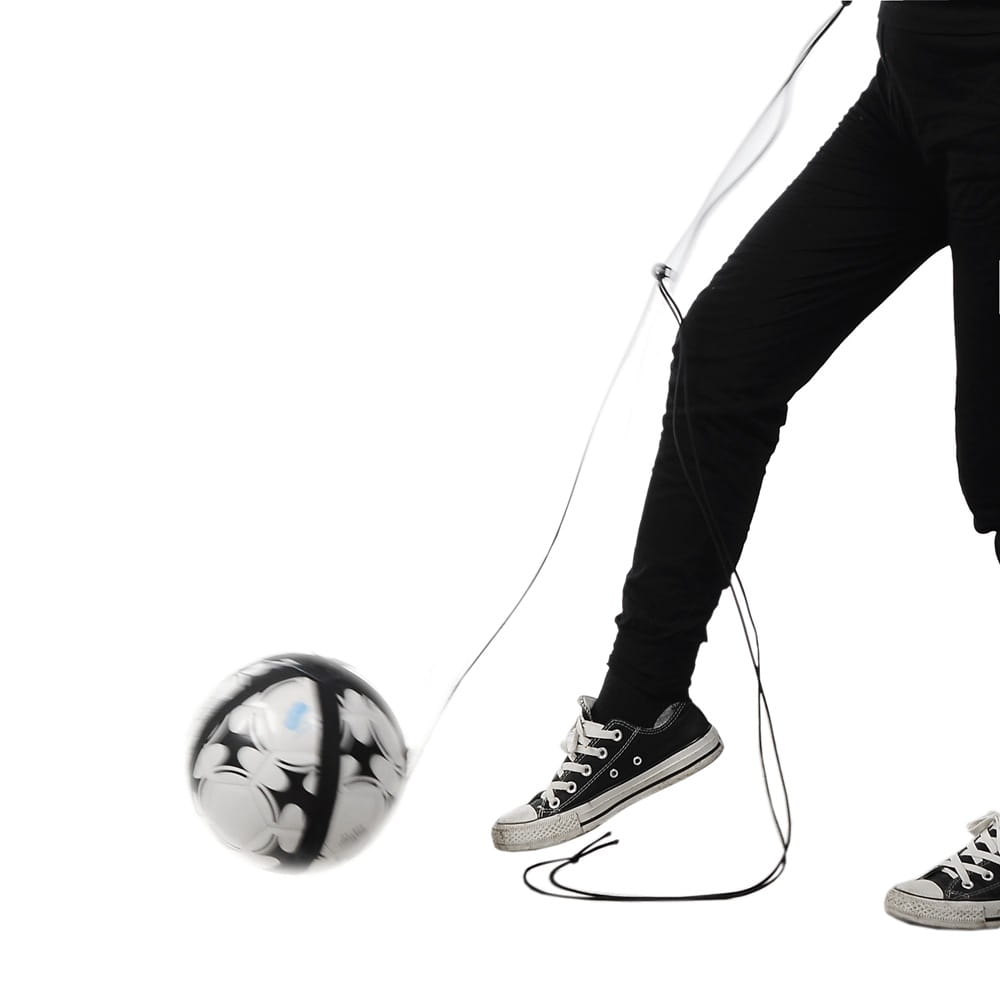 Schwarz-weißer Fußball mit einem dynamischen abstrakten Muster, der im Solo-Fußballtrainer-Gürtel für Torschüsse für das Fußballtraining hervorgehoben ist.