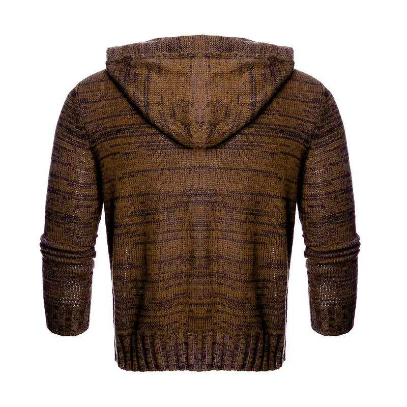 Figurbetonter Herren-Strickpullover mit Kapuze aus strukturiertem braunem und dunkelbraunem meliertem Strick mit gerippten Saum- und Bündchenabschlüssen sowie Kapuze.