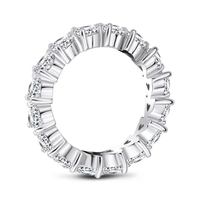 Une élégante bague d’éternité cœur en argent sterling, dotée d’une rangée continue de diamants étincelants taillés en princess et en poire.
