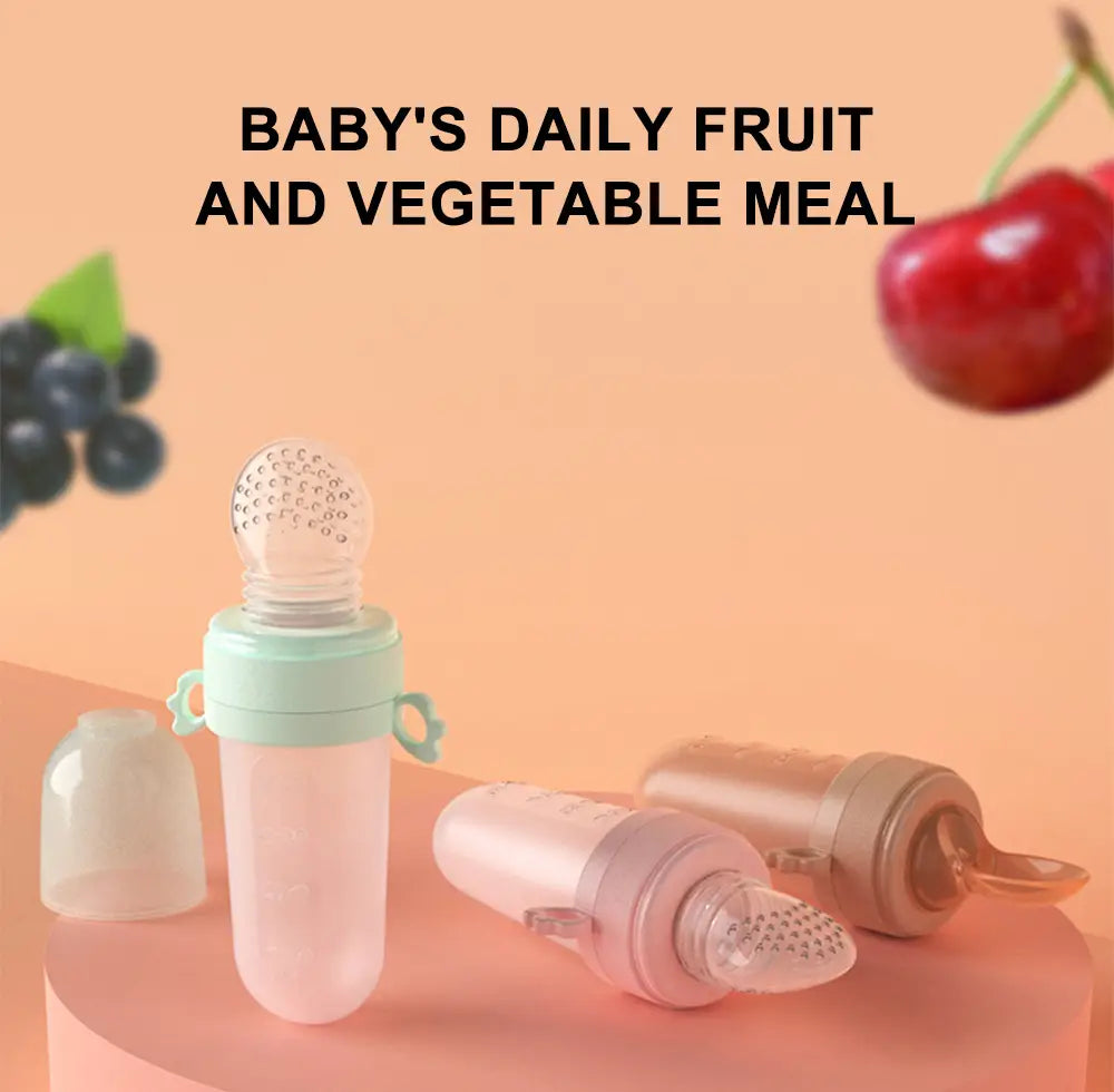 Pastellrosa und mintgrüne Silikon-Babysqueeze-Feedingflasche und Löffelspender mit klarem, strukturiertem Silikon-Fütterungsaufsatz.