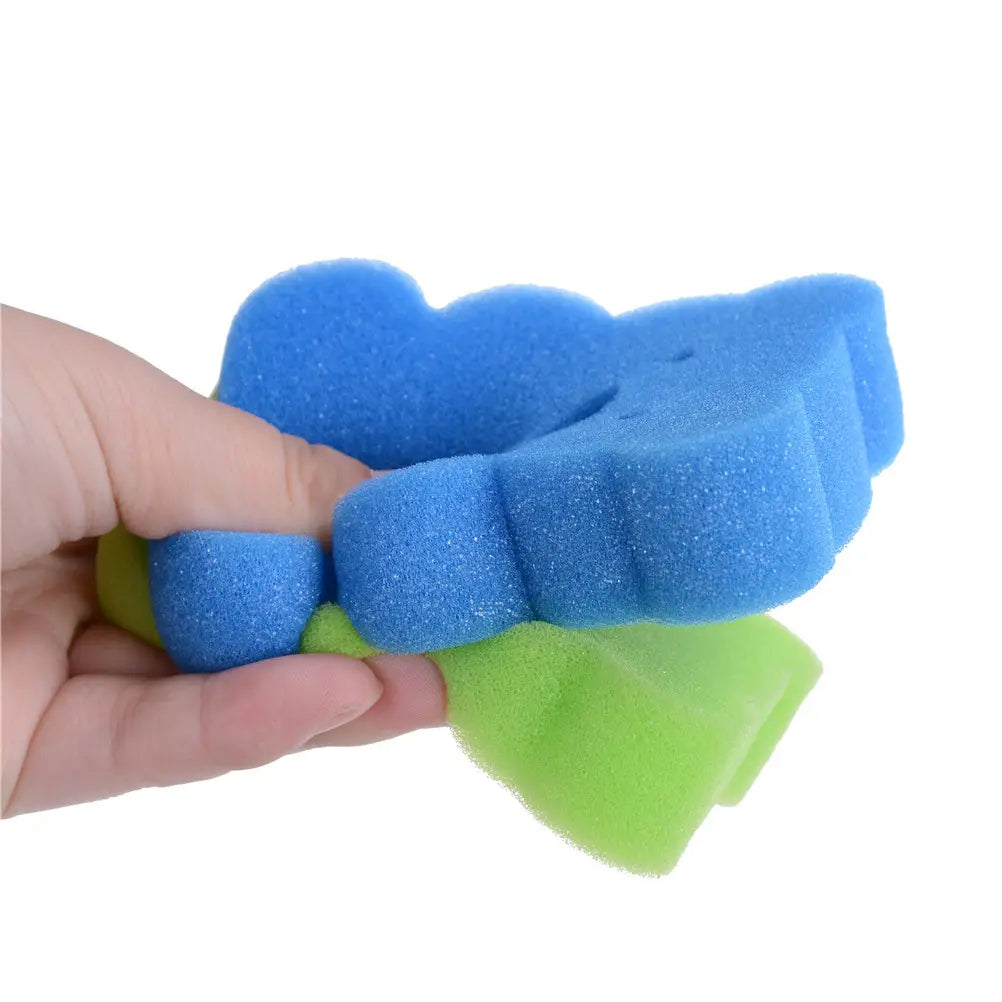 Baby-Bären-Badeschwamm aus weichem Schaumstoff als Duschbürste in Blau und Grün mit verspieltem, segmentiertem Design.