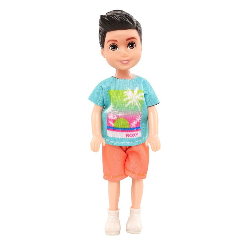 eine Jungenpuppe mit schwarzem Haar, die ein türkisfarbenes kurzärmeliges Hemd trägt, mit einem tropischen Sonnenuntergangs-Design und dem Wort „roxy“ als Teil eines Puppenkleidungs-Set mit 6-teiligen Modebekleidungszubehörteilen