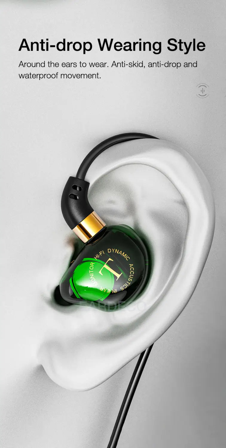 Casque d’écoute filaire vert émeraude à micro stéréo intra-auriculaire, avec écouteurs incrustés vert et noir, accent doré et conception anti-chute sécurisée pour un port confortable autour des oreilles.